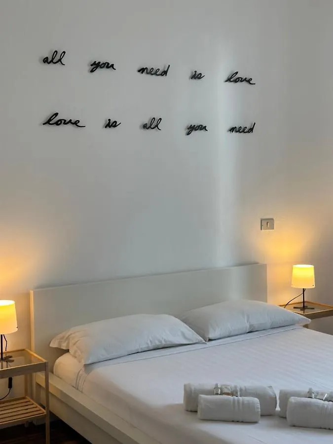 Xenia Apartments - Bright And Elegant Apartment Milan 0*,